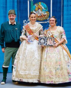 Intercambio de fotografías con la Fallera Mayor de Valencia en el Palau de l'Exposició